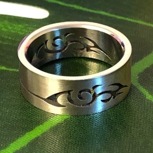 Unisex engraved ring